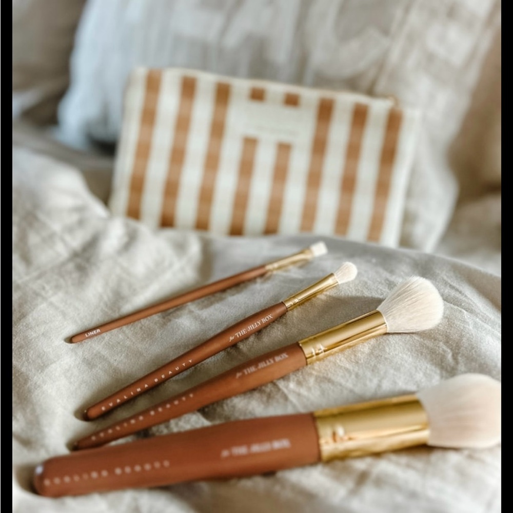 EVALINA BEAUTY for the Jilly Box 
Brush set